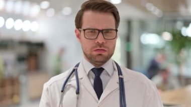 Alerjik Erkek Doktor Öksürüğü Portresi 