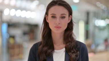 Kolları çapraz İş Kadını Portresi, Hareketsiz