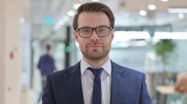 Neşeli İşadamı 'nın Portresi İşaret ve Davet 