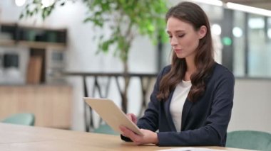 İş yerinde dijital tablet kullanan genç iş kadını 