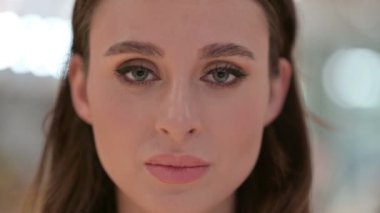 Kameraya Bakan Genç Kadının Yüzüne Yaklaş 