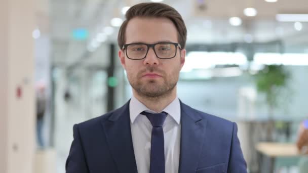 Portré Assertive Businessman ujjal a szájon, Csendes jel — Stock videók
