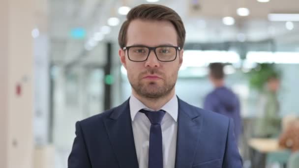 A dühös üzletember portréja középujjat mutat — Stock videók