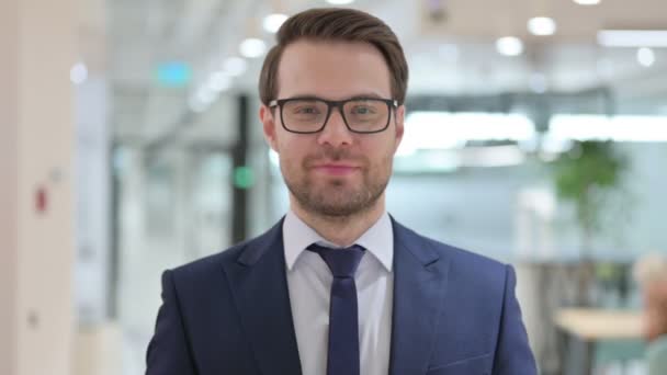 Retrato del Empresario Emocionado Celebrando el Éxito, Animando — Vídeo de stock