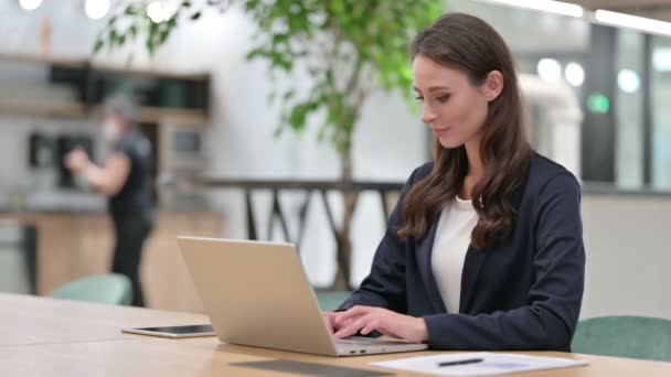 Affärskvinna med Laptop visar No Gesture, Ogillande — Stockvideo