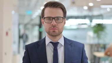 Kaybına Tepki Veren Hayal Kırıklığı Olan İşadamı Portresi 