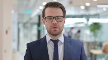 Alerjik Genç İşadamı Öksürüğü Portresi