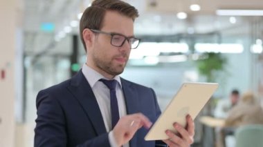 İşadamı İnternet 'i Tablet, Çevrimiçi İş Dünyasında Tarıyor