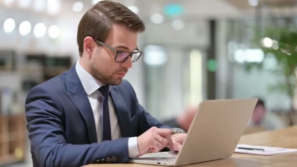 Geschäftsmann mit Laptop lächelt in die Kamera — Stockvideo