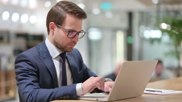 Junger Geschäftsmann mit Laptop zeigt Daumen runter — Stockvideo