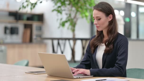 Affärskvinna med laptop på jobbet hosta — Stockvideo