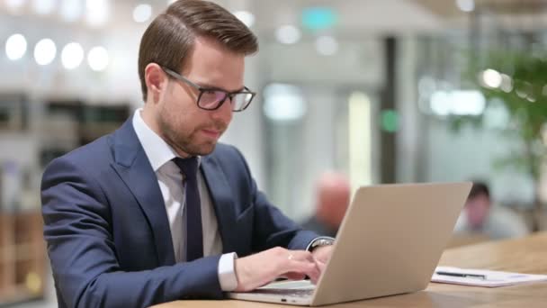 Empresário com laptop no trabalho tosse — Vídeo de Stock
