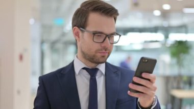 Smartphone 'da Başarıyı Kutlayan Heyecanlı İş Adamı 