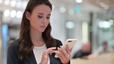 Çevrimiçi İş kadını, İş kadını Smartphone 'da İnternet Taraması