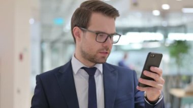 İşadamı Smartphone 'daki Başarısızlığa Tepki Veriyor 