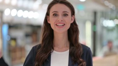 Çevrimiçi Video Sohbeti sırasında Neşeli İş Kadını Konuşuyor