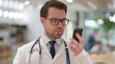 Smartphone 'da Konuşan Erkek Doktor Portresi 