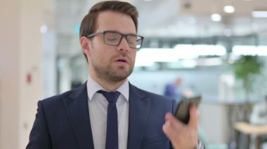 Sinirli İş Adamı Akıllı Telefonla Konuşuyor, Telefondaki Tartışıyor