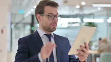İşadamı tarafından Tablet 'te Çevrimiçi Video Sohbeti 