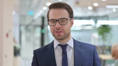 Neşeli İş Adamının Portresi Video Sohbetinde Konuşuyor