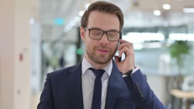 İşadamı Smartphone 'da konuşuyor, İş Konuşuyor