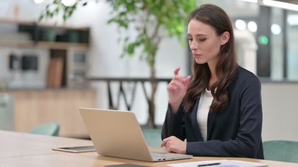 Деловая женщина с ноутбуком мышление на работе — стоковое видео