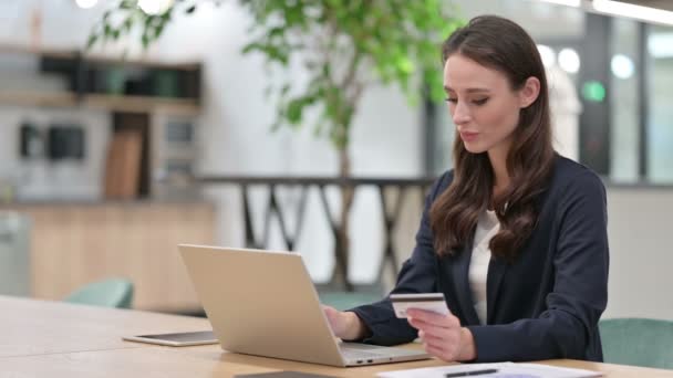 Online fizetési veszteség laptopon vele Businesswoman — Stock videók