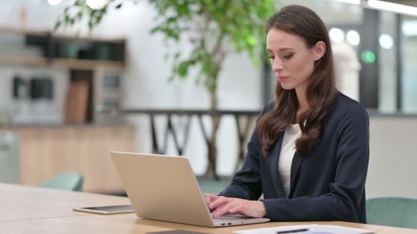 Деловая женщина с болями в шее с помощью ноутбука на работе — стоковое видео