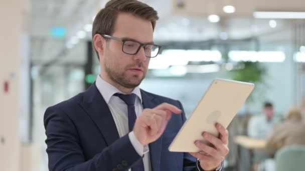 Zakenman met verlies op de tablet, mislukking — Stockvideo