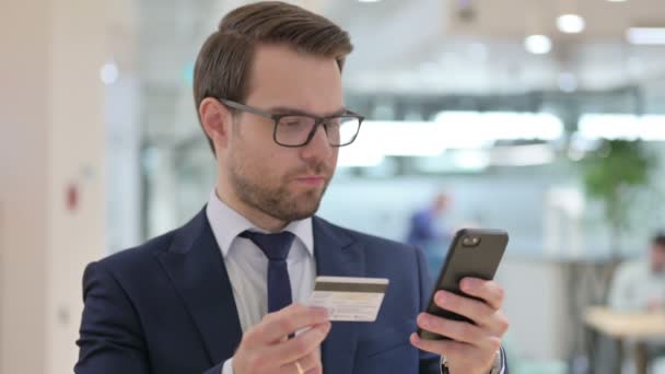 Online Αποτυχία Πληρωμής στο Smartphone από Businessman — Αρχείο Βίντεο