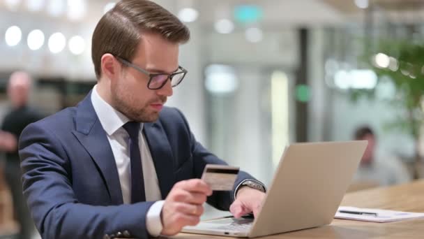 Online-Zahlungsausfall am Laptop von Geschäftsmann — Stockvideo