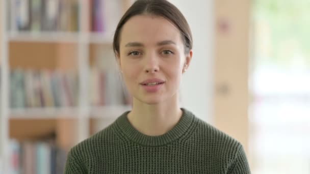 Junge Frau schüttelt zustimmend den Kopf, Ja-Zeichen — Stockvideo