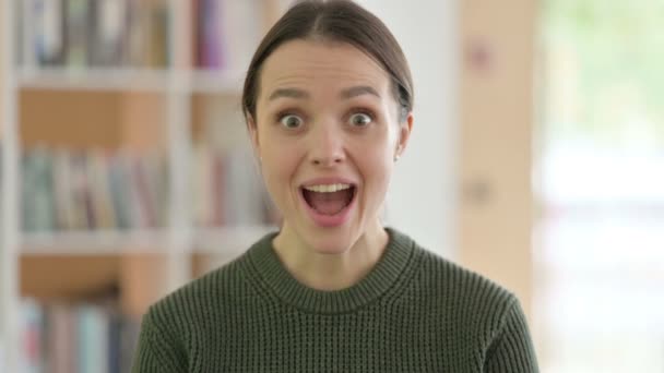 Porträt einer aufgeregten jungen Frau, die Erfolg feiert — Stockvideo