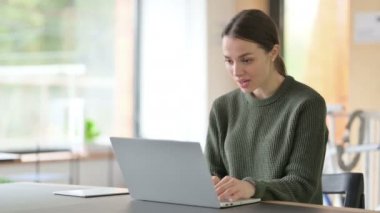 Dizüstü bilgisayarda Başarı Kutlaması Genç Kadın 