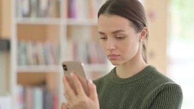 Smartphone Kullanan Genç Kadın Portresi, İnternet Taraması