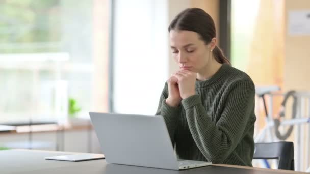 Pensiv kvinde tænker på arbejde, brainstorming – Stock-video
