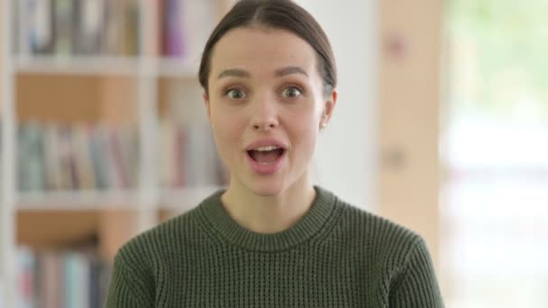 Porträt einer überraschend glücklichen jungen Frau, verblüfft — Stockvideo