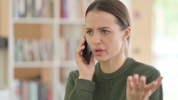 Irritado jovem mulher falando em Smartphone — Vídeo de Stock