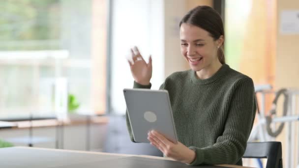 Online Video Chat στο Tablet από τη νεαρή γυναίκα — Αρχείο Βίντεο