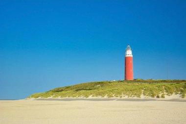 Adanın kuzey sahilindeki deniz feneri. Hollanda 'da yaz günü mavi gökyüzü.