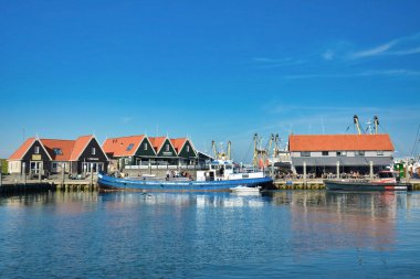 Oudeschild, Texel / Hollanda - Ağustos 2019: Tekel Adası 'ndaki turistlere' Rakip 'adlı mavi gemiyle liman manzarası