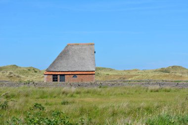 Hollanda 'daki De Muy Ulusal Parkı' nda Teksas Adası 'nda koyun barınağı inşa ediliyor.
