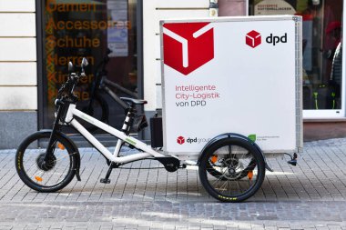 Heidelberg, Almanya - Nisan 2020: DPD Almanya 'dan gelen yerel emisyonlardan bağımsız paket teslimatı için kargo bisikleti