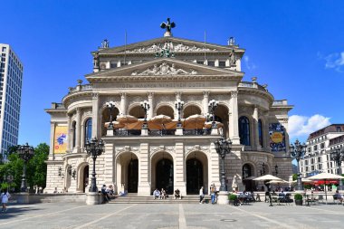Frankfurt am Main, Almanya - Haziran 2020: Güneşli bir günde Frankfurt şehir merkezinde 'Opernplatz' adı verilen kasaba meydanındaki 'Alte Oper' adlı tarihi opera binası konser salonu