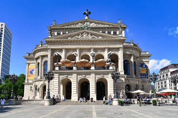 Frankfurt am Main, Almanya - Haziran 2020: Güneşli bir günde Frankfurt şehir merkezinde 'Opernplatz' adı verilen kasaba meydanındaki 'Alte Oper' adlı tarihi opera binası konser salonu