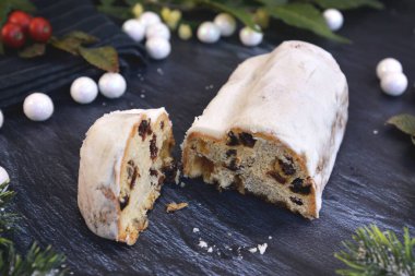 'Stollen' veya 'Christstollen' adındaki geleneksel Alman Noel tatlı yemeklerini kes, fındık, baharat ve kurutulmuş veya şekerli meyvelerle kaplı bir meyve, pudra şekeriyle kaplanmış.