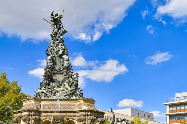 Mannheim, Almanya - Eylül 2020: 'Grupello Piramidi' adı verilen çeşmenin tepesindeki heykeller Mannheim şehir merkezinde 'Paradeplatz' adı verilen küçük bir parktaki heykeller