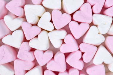 Tatlı pembe ve beyaz romantik kalp şekilli lokum şekerlemeleri.