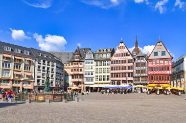Frankfurt am Main, Almanya - Haziran 2020: Popüler bir turizm merkezi olan Frankfurt 'un tarihi ortaçağ şehir merkezinde güzel renkli binalarla' Rmerberg 'adlı kasaba meydanı