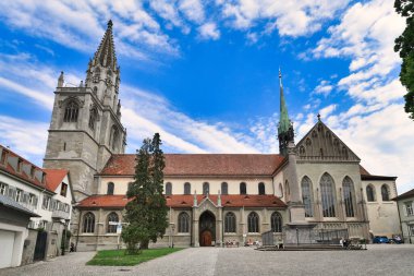 Konstanz, Almanya - Temmuz 2020: Tarihi şehir merkezindeki Constance Minster veya Katedrali 'nin tam kenar görünümü
